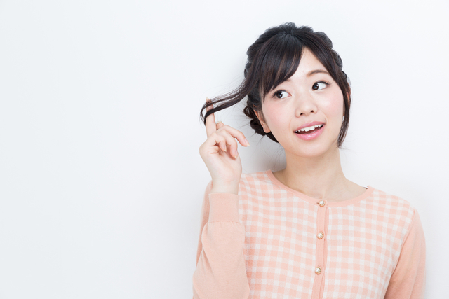 髪を触る女性