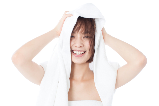 頭皮を拭く女性