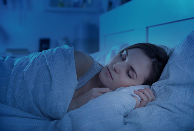 眠る女性