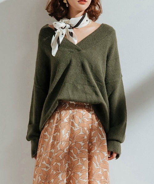 定番のカーキトップスは旬の上品な大人に変身できる優れアイテム